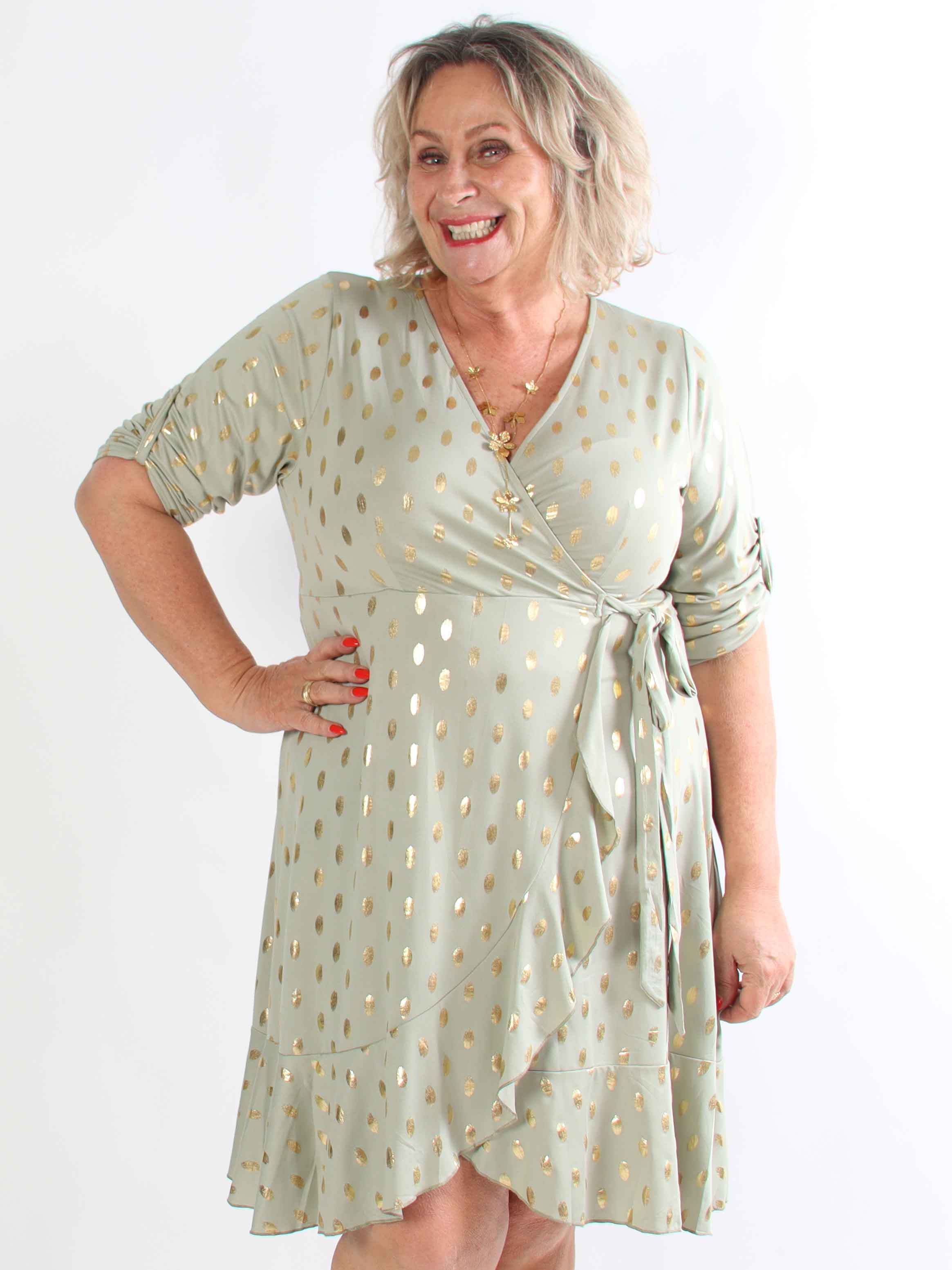 Savina Gold - Elastisk plus size klänning i omlott-look med guldprickar